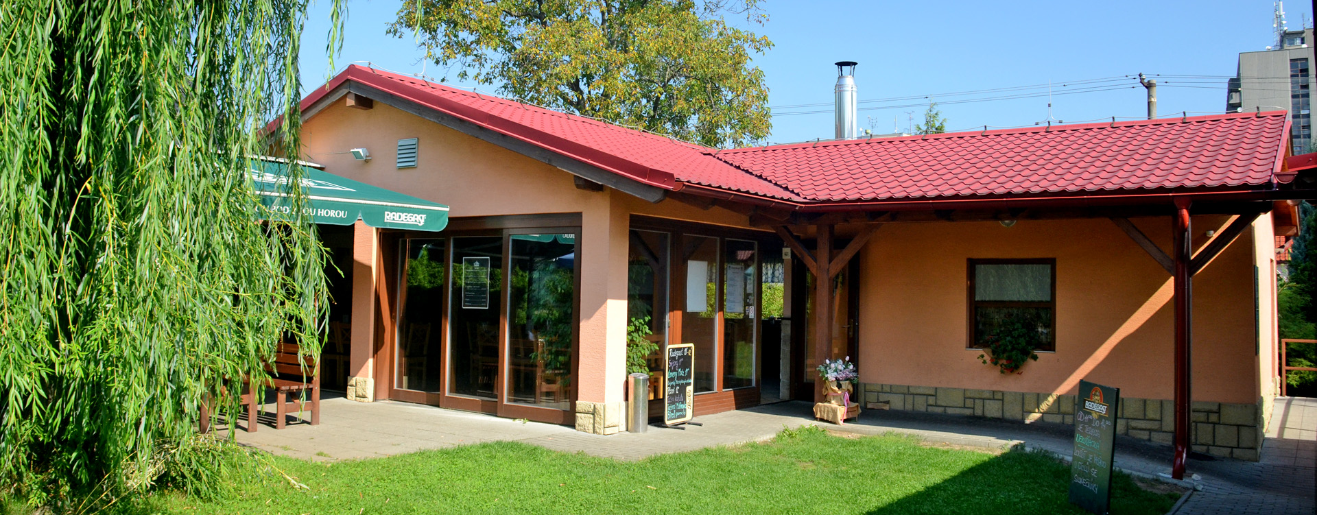 Boarding house and restaurant under White mountain